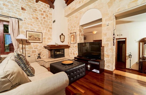 Akrotiri Villa | Lila's Luxury Villa