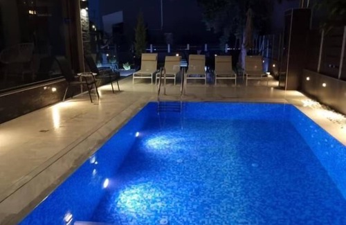 Paralia Ofryniou Apartment | LUXSUITES