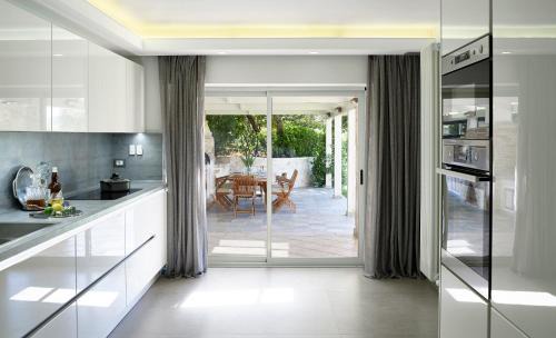 Sivota Villa | Luxurious 4 bedroom villa Xris with infinity pool and beach access
