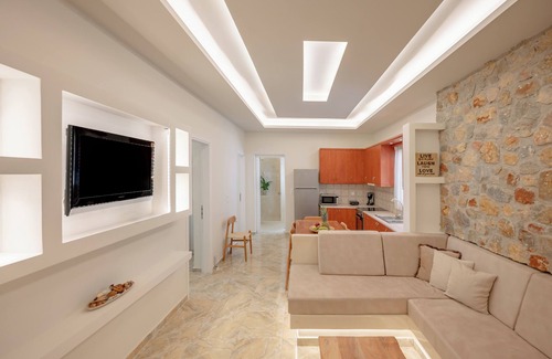 Perissa Apartment | Luxury Three Bedroom apartment with hot tub "L&E"