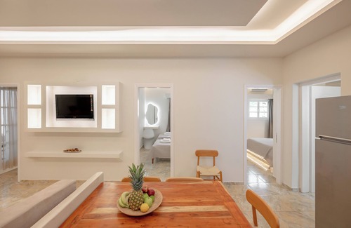 Perissa Apartment | Luxury Three Bedroom apartment with hot tub "L&E"