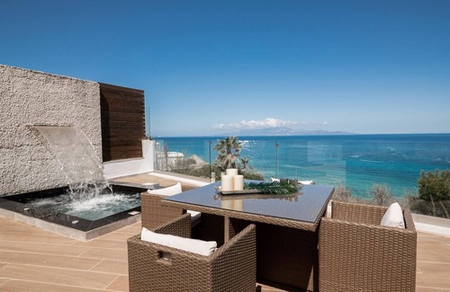 Neromilos Villa | Luxury Villa Cavo Mare Meltemi with pool & jacuzzi