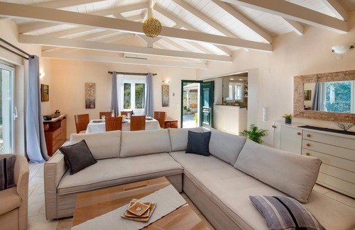 Makratika Villa | Modern Comfort Meets Paxiot Charm