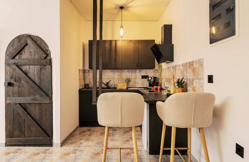 Petaloudes Apartment | Nest of the sun - Μοναδική αρμονία ξύλου και μοντέρνας διακόσμησης"