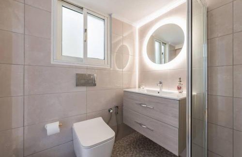 Anafiotika Apartment | NEW! Bright & Remodeled 1Bed apt 2min Walk to Acropolis