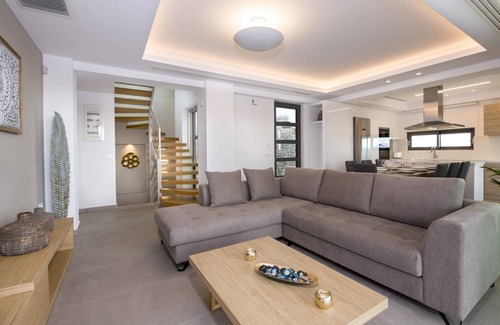 Kato Galatas Villa | New Lux villa★Sauna & Jacuzzi★2 Private Heated Pool★ 24sleeps★Walk to everything
