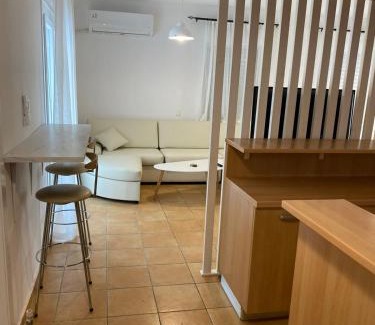 Larissa Apartment | Nr1 White appartment w Luxury BA between Train St. and DT