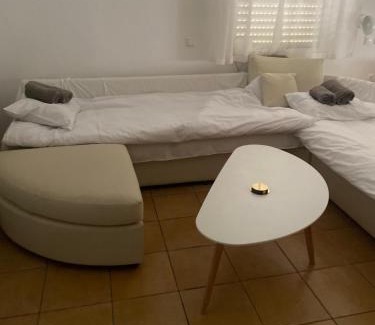 Larissa Apartment | Nr1 White appartment w Luxury BA between Train St. and DT