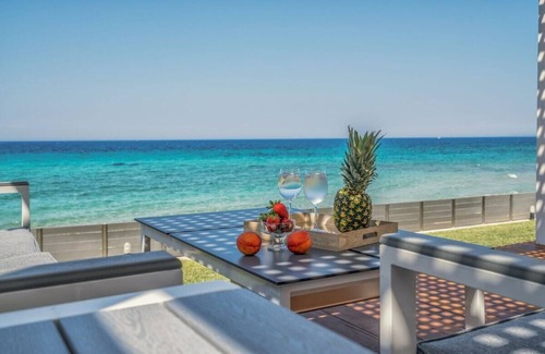 Neromilos Villa | Perla Seafront Villa with Pool, Jacuzzi & BBQ