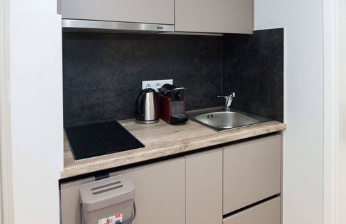 Petralona Apartment | Petralona Gem Hotel-Style Studio with Balcony
