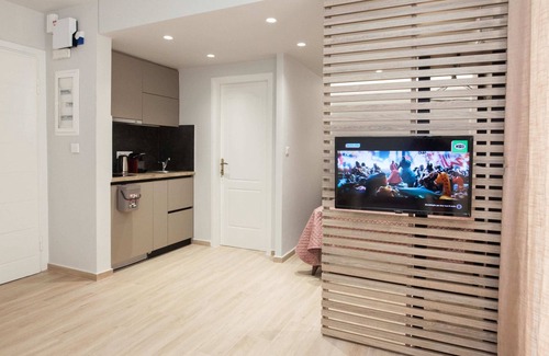 Petralona Apartment | Petralona Gem Hotel-Style Studio with Balcony