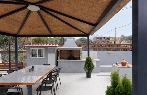 Ipsos House | Planet Villas at Ipsos by Konnect, Shared BBQ & Garden