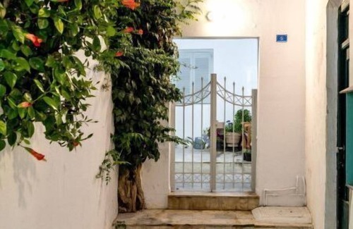 Paros House | Room 3 @ Pelican Paros in the Old Town!