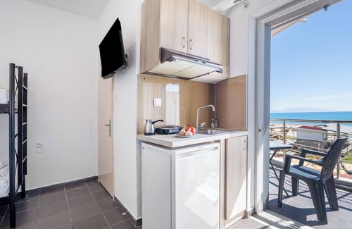Pidima Kyras Apartment | Studio Apartment 'Iguana 13' with Sea View, Wi-Fi, and Air Conditioning