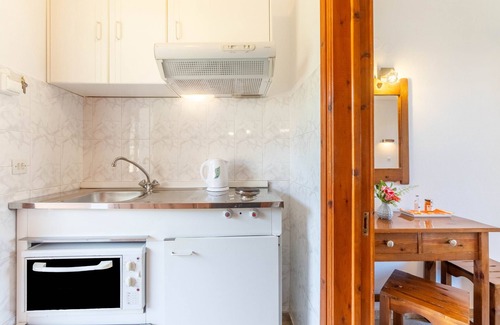 Agios Gordios Apartment | Studio Apartment 'Mires House Side First Floor 10' with Shared Pool, Wi-Fi and Air Conditioning