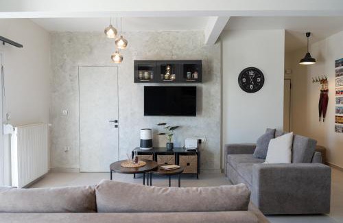 Vardaris Apartment | Unique Experience in Modern Apartment with Balcony & City Views