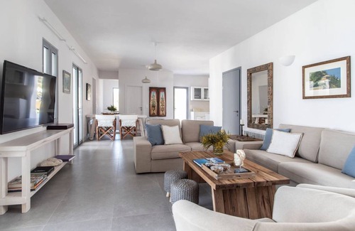Paros Villa | Villa ∙ 11 bedrooms ∙ 22 guests