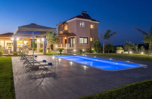 Malevizi Villa | Villa David with private pool