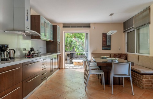 Kiparissia Villa | Villa 'Luxury Flora Kiparissia' with Sea View, Wi-Fi and Air Conditioning