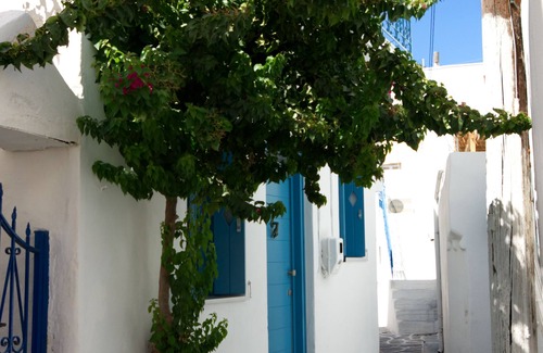 Parikia House | White Cycladic Desing House in the heart of Parikia sea vew