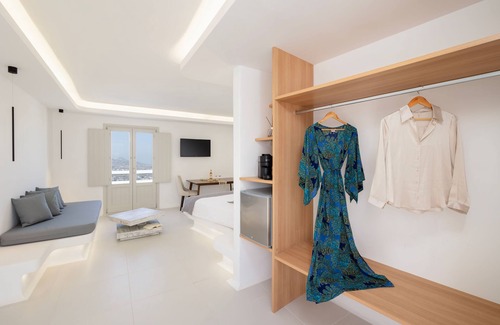 Pyrgos House | Zannos Luxury Suites by Zannos Collection