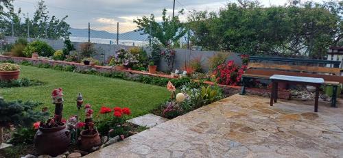 Agiokampos Apartment | Παραθαλάσσιο διαμέρισμα με κήπο στον Αγιόκαμπο