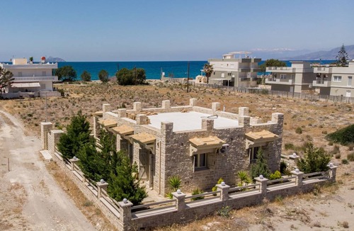 Neo Kalamaki Villa | 100 m² Villa ∙ 3 bedrooms ∙ 7 guests