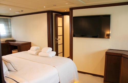 Paraga Boat Rental | 105 ft Yacht