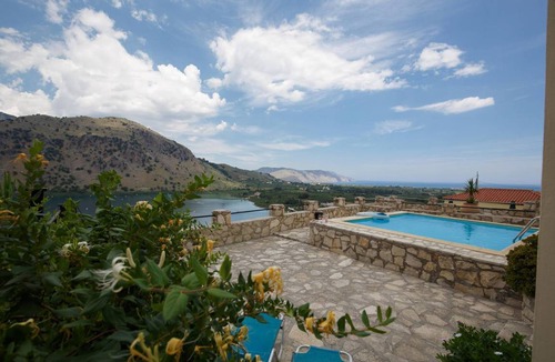 Kavallos Villa | 120 m² Villa ∙ 3 bedrooms ∙ 14 guests