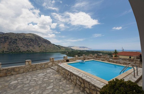 Kavallos Villa | 120 m² Villa ∙ 3 bedrooms ∙ 14 guests