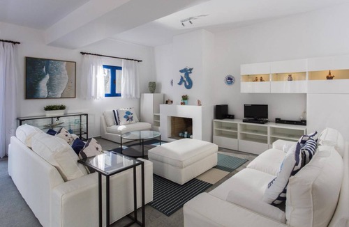 Aegina Villa | 120 m² Villa ∙ 3 bedrooms ∙ 8 guests