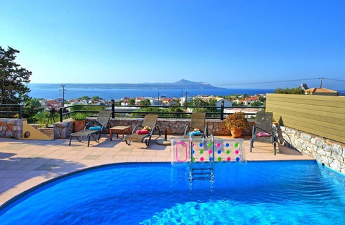 Plaka Villa | 120 m² Villa ∙ 4 bedrooms ∙ 7 guests