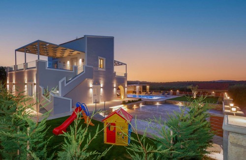 Achlades Villa | 140 m² Villa ∙ 4 bedrooms ∙ 10 guests