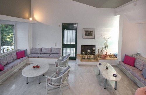 Theologos Apartment | 160 m² Apartment ∙ 3 bedrooms ∙ 9 guests