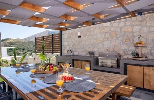 Kournas Villa | 198 m² Villa ∙ 5 bedrooms ∙ 12 guests