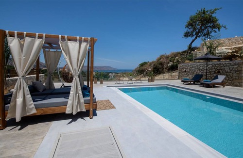 Kournas Villa | 198 m² Villa ∙ 5 bedrooms ∙ 12 guests