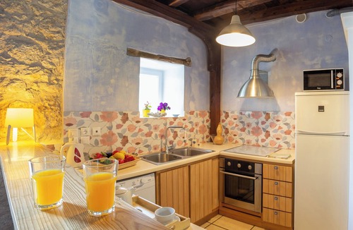 Nikiana House | 2-bedroom house, sleeps up to 8, private garden & parking, 70 m. from the beach