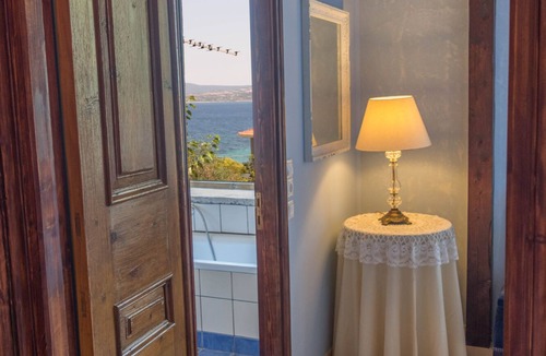 Nikiana House | 2-bedroom house, sleeps up to 8, private garden & parking, 70 m. from the beach