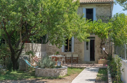 Nikiana House | 2-bedroom house, sleeps up to 8, private garden & parking, 70 m. from the beach