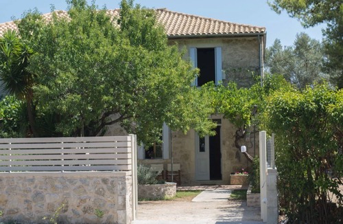 Nikiana House | 2-bedroom house, sleeps up to 8, private garden & parking, 70 m. from the beach