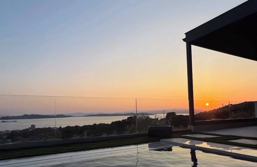Ouranoupoli Villa | 2-bedroom villa in Halkidiki with AC, living room,WiFi, Private yard, Barbeque,