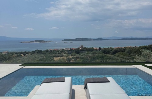 Ouranoupoli Villa | 2-bedroom villa in Halkidiki with AC, living room,WiFi, Private yard, Barbeque,