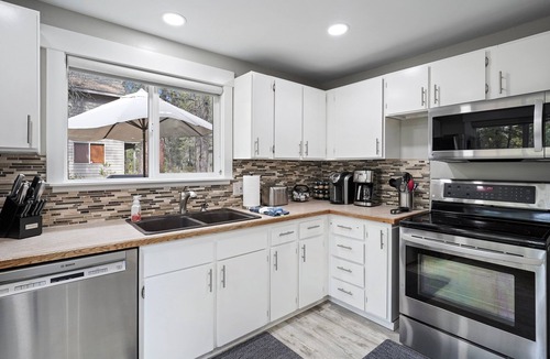 Sunriver House | 2 Killdeer - Remodeled, EV Charger, Hot Tub, Walk to Village, SHARC, Bikes