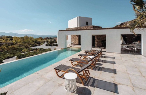 Maragas Villa | 2 minutes walk from the Beach, jacuzzi and infinity pool