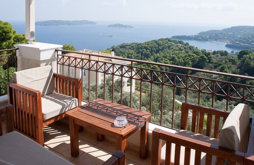 Katsarou Villa | 2-storey Spacious Villa, Infinitive view & Yard with BIO Greens