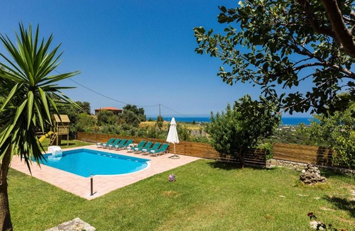 Agia Triada House | 200 m² House ∙ 4 bedrooms ∙ 9 guests