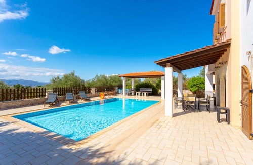Kefalas Villa | 215 m² Villa ∙ 4 bedrooms ∙ 7 guests