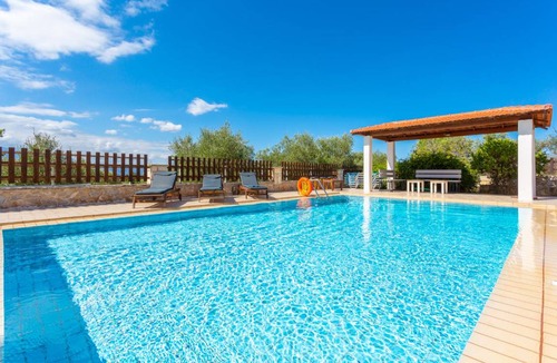 Kefalas Villa | 215 m² Villa ∙ 4 bedrooms ∙ 7 guests