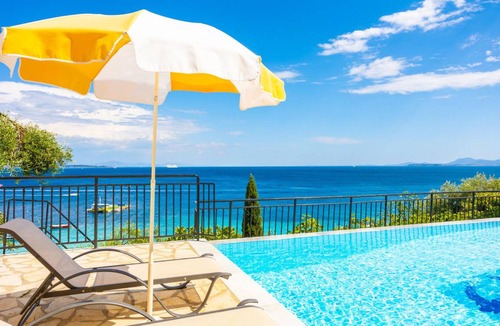 Katavolos Villa | 225 m² Villa ∙ 3 bedrooms ∙ 7 guests