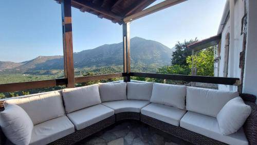 Mourtzana Villa | 230 m² Villa ∙ 5 bedrooms ∙ 11 guests